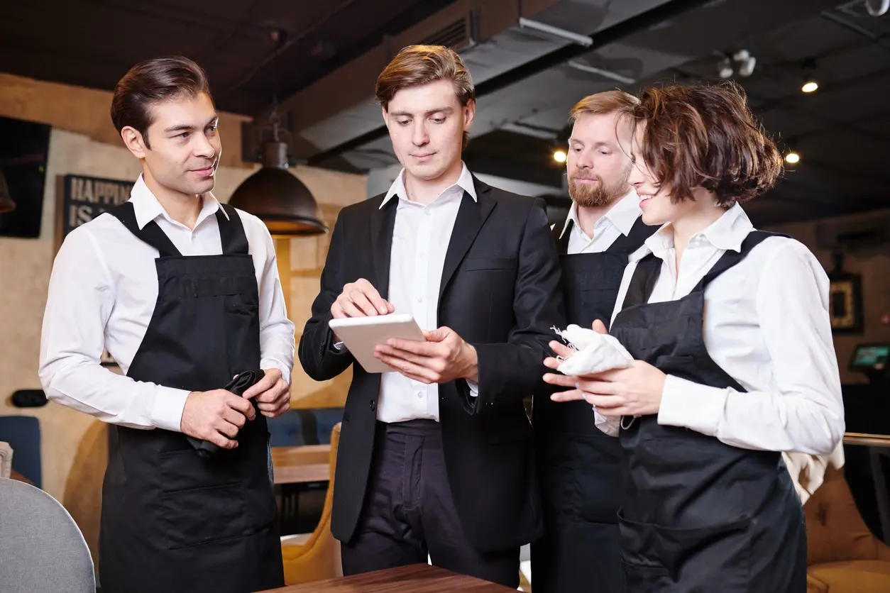 Servicepersonal bei einer Besprechung im Restaurant