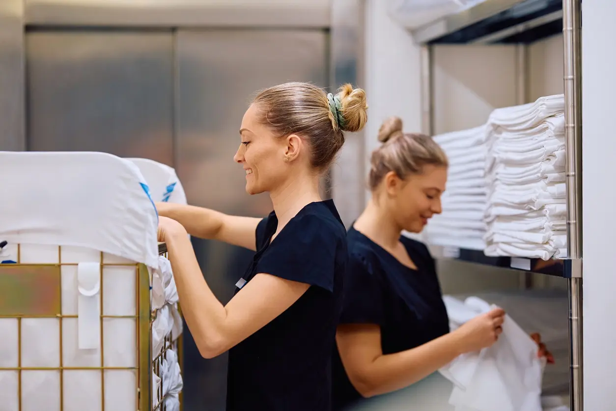 Housekeeping-Mitarbeiterinnen bei der Hotelwäsche